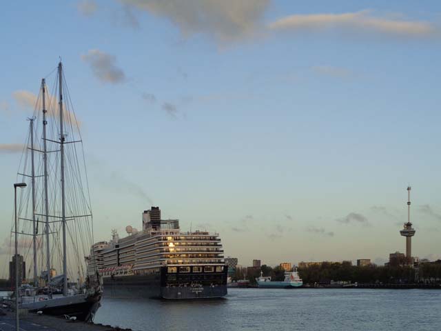 Cruiseschip ms Zuiderdam van de Holland America Line aan de Cruise Terminal Rotterdam